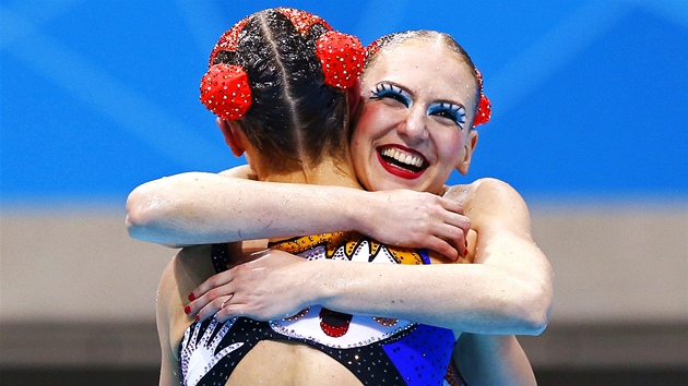 Rusk synchronizovan plavkyn Natalia Ienkov a Svtlana Romainovov se raduj z vtzstv ve finlovm zvod. (7. srpna 2012)