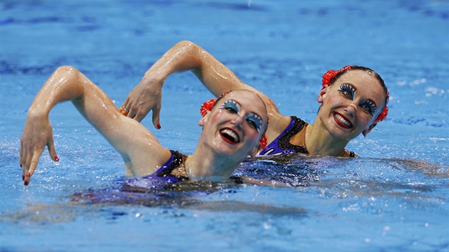 Rusk synchronizovan plavkyn Natalia Ienkov a Svtlana Romainovov pi olympijskm finle (7. srpna 2012)