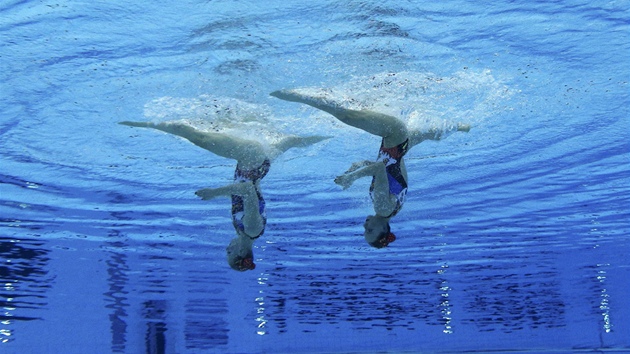 Rusk synchronizovan plavkyn Natalia Ienkov a Svtlana Romainovov pi olympijskm finle (7. srpna 2012)
