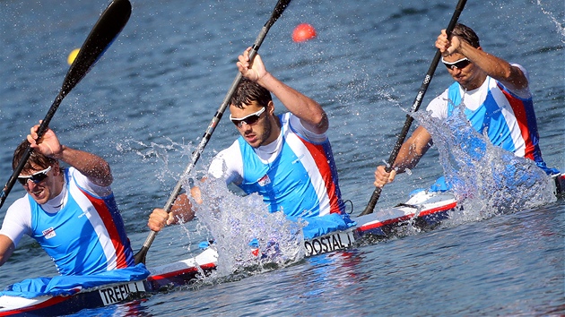 RYCHLE PRO MEDAILI. et rychlostn kajaki Daniel Havel, Luk Trefil, Josef Dostl (uprosted) a Jan trba jedou finlovou jzdu na kanlu v Eton Dorney. (9. srpna 2012)