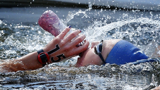 Britka Keri-anne Payneov pi olympijskm plaveckm maratonu na 10 kilometr (9. srpna 2012)