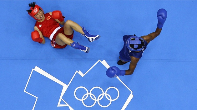 ZSAH. Britsk boxerka Nicola Adamsov poslala k zemi anku en Cchan-cchanovou. (9. srpna 2012)