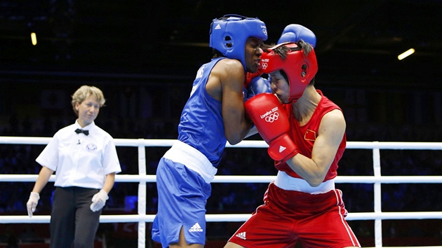 SOUBOJ. Britsk boxerka Nicola Adamsov se ve finle utkala s ankou en Cchan-cchanovou. (9. srpna 2012)