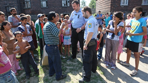Situaci v Pedndra v Ostrav-Pvozu se sna uklidovat i mstsk policie. Marn.