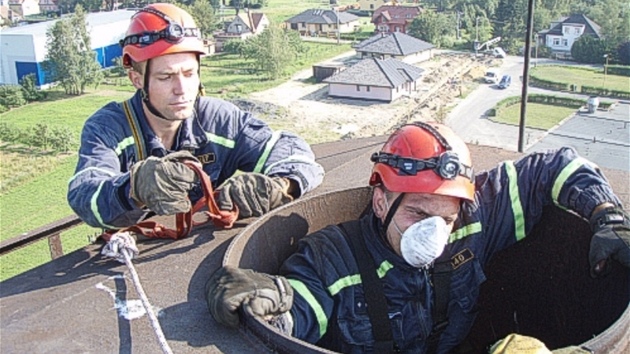 Jeden z hasiskch lezc se spustil dovnit za pem. (2. srpna 2012)