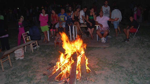 Romov z Pedndra strvili posledn povolenou noc pi zpvu u ohn. (4. srpna 2012)