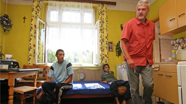 ednci kontroluj domy v romskm ghettu na Pedndra v Ostrav-Pvozu. (6. srpna 2012)
