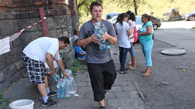 V Pedndra je nouze o vodu. Lid zatm maj jednou denn pistavenou cisternu a pitn voda se rozna i v PET lahvch. (6. srpna 2012)