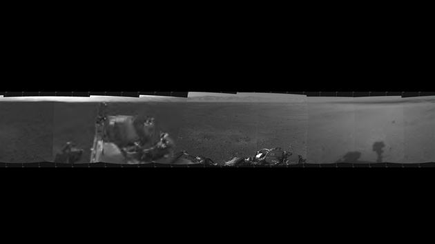 Prvn panoramatick foto Curiosity z Marsu. Kamera pro navigaci voztka (Navcam) umstn na robotick ruce (stn vidte na fotografii vpravo uprosted) zhotovila srii snmk, kterou vdci z NASA sestavili do panoramtickho obrzku. Curioisity ve nafotila 8.8.2012, tedy druh den, kter cel strvila na Marsu.