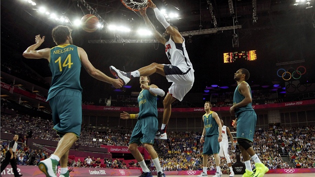 Tyson Chandler z USA smeuje ve tvrtfinlovm utkn na olympid v Londn. Australt basketbalist pouze pihlej.