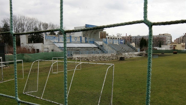 Dnen vzhled Letnho stadionu u arny pouze hyzd centrum Pardubic. Tribuny se rozpadaj ped oima.