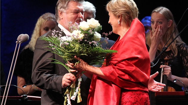 Hlavní hvězda festivalu se po svém pěveckém výkonu samozřejmě dočkala i květin od Petera Dvorského.
