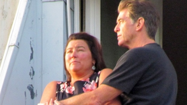 Pierce Brosnan s manelkou na balkon paskho hotelu