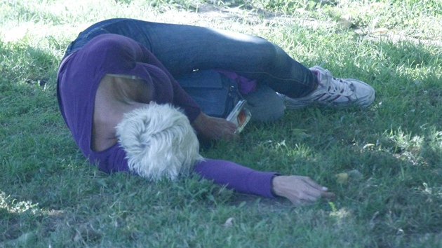 Brigitte Nielsenovou vyfotili, jak sp s lahv v parku.