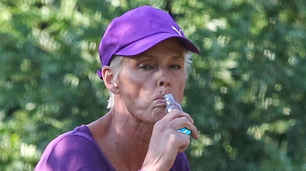 Brigitte Nielsenová nejprve pila z velké lahve vodky, pak ještě vytáhla malou lahvičku.