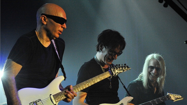 Kytarist (zleva) Joe Satriani, Steve Vai a Steve Morse vystoupil 31. 7. 2012 v Praze na spolenm koncert 3G