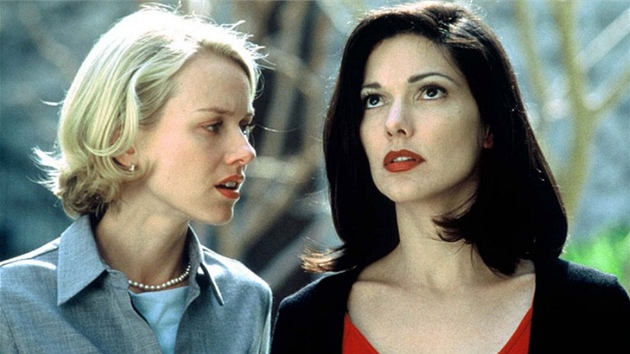 Z filmu Mulholland Drive (Naomi Wattsová, Laura Harringová)