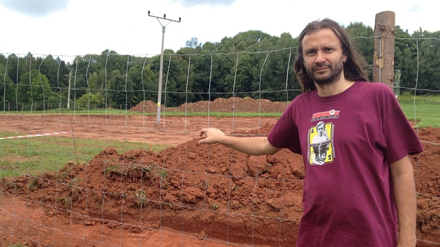 Martin Vchet na mst, kde stavebn stroje rozrvaj tradin arel trutnovskho festivalu