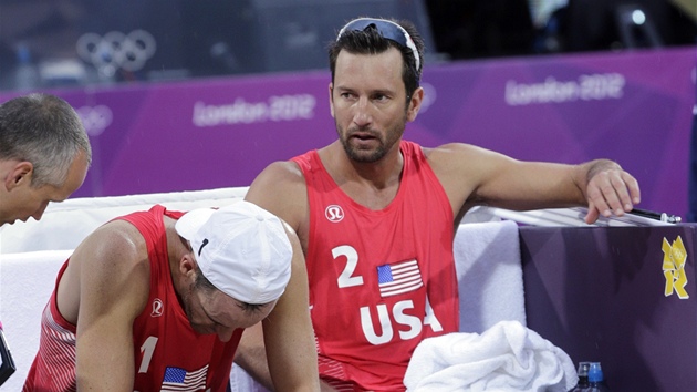 AMERICK ZKLAMN. Jake Gibb (vlevo) a Sean Rosenthal se smiuj s prohrou ve tvrtfinle olympijskho turnaje.