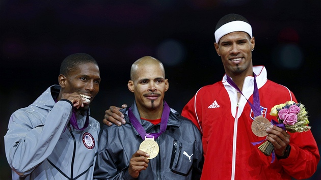 TI NEJLEPI. Olympijsk zlato na 400 metr pekek zskal Felix Sanchez (uprosted), druh byl Michael Tinsley (vlevo), bronz zskal Javier Culson.