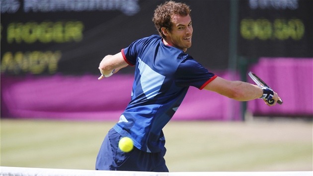 A BUM! Britsk tenista Andy Murray se chyst poslat mek na druhou stranu kurtu.