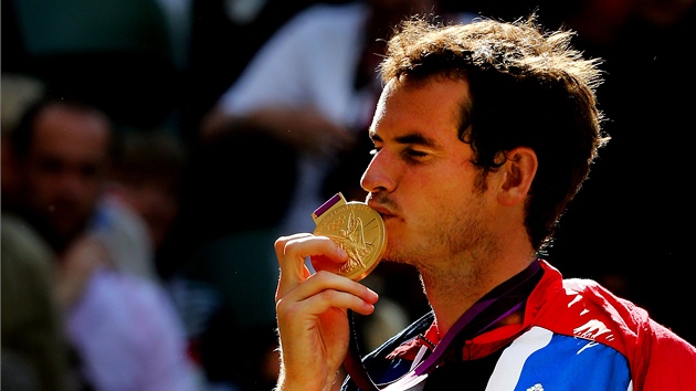 SLADK TRIUMF. Andy Murray lb zlatou medaili, kterou zskal v olympijskm turnaji.