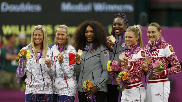 S MEDAILEMI. Nejlep tenistky ensk olympijsk tyhry. eky Andrea Hlavkov a Lucie Hradeck stoj vlevo.