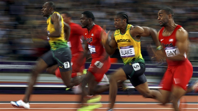 FINI. Takhle dobhali sprintei v olympijsk zvod na 100 metr. Jako prvn dobhl do cle Usain Bolt (slo 7).