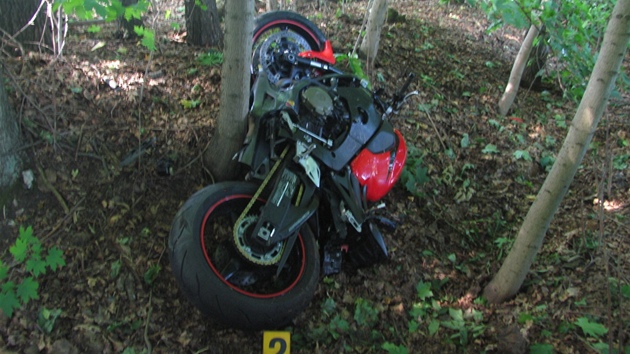 Motocykl nraz odmrtil mezi stromy. Motork utrpl tk zrann.