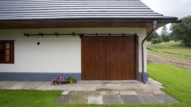 Devn stodolov vrata lze otevt klasickm posuvem - a spoleensk mstnost se oteve jako kryt terasa.