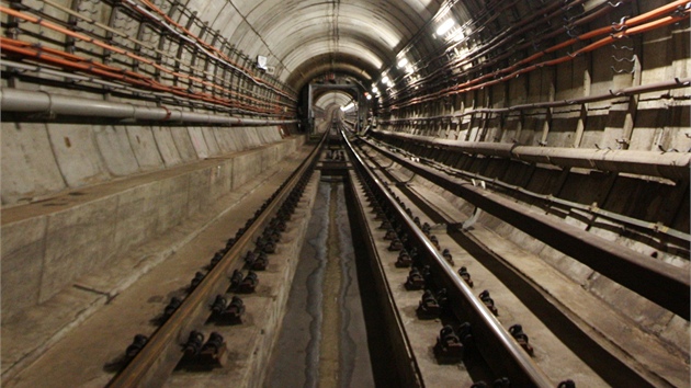 Jej tunelov uzvr se nachz asi 300 metr za stanic.
