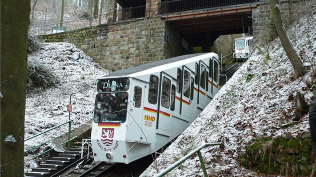 Lanovka na Dianu jezd celoron po trase dlouh 437 metr s pevenm 166,5 metru. 

