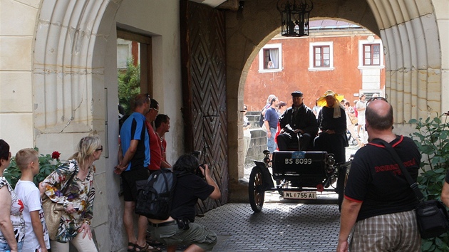 Setkn automobilovch vetern na zmku Hrub Rohozec, na ndvo bylo pes padest vozidel vyrobench ped rokem 1918.