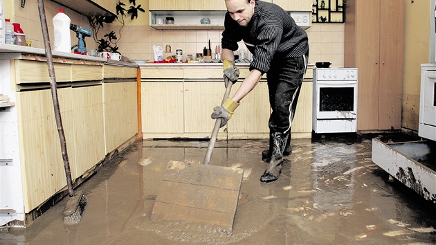 Velk voda zaplavila Svintice i v dubnu 2009. Milanu Rbovi se dostalo blto a do kuchyn.
