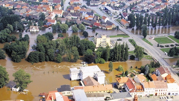 Zatopené Veselí nad Lunicí pi povodních v roce 2002.