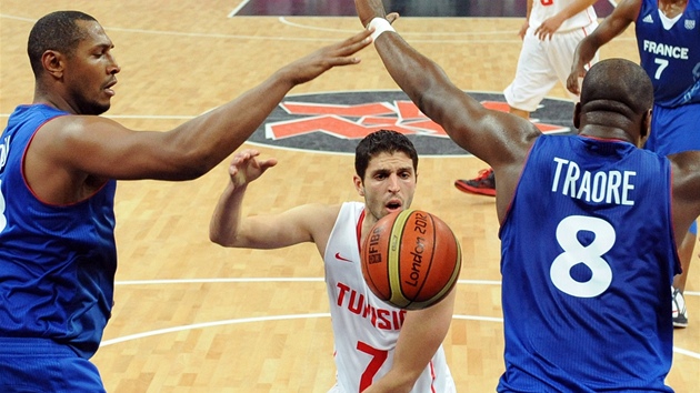 Ali Traor (vpravo) a Boris Diaw (vlevo) brn francouzsk ko ped tuniskm pivotem Mouradem El Mabroukem.