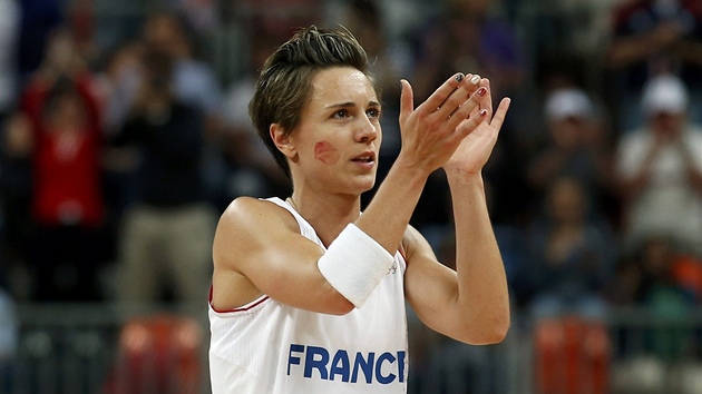 DOBE J. Francouzsk basketbalistka Cline Dumercov tlesk fanoukm, spoluhrkm a taky sob.