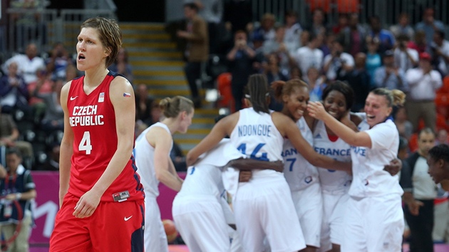 esk basketbalistka Jana Vesel smutn, cel Francie se raduje.