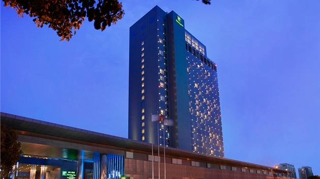 Luxusn hotel Holiday Inn Shanghai Pudong Kangqiao v nsk anghaji se pyn uniktnm baznem ve vce 100 metr s prosklenm dnem.