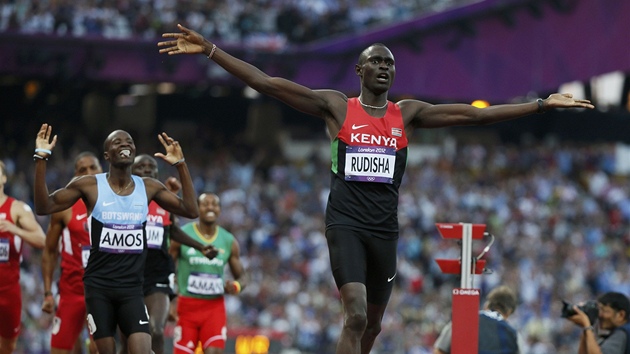 AFRICK NADVLDA. Mukou osmistovku ovldl v novm svtovm rekordu David Rudisha, za nm dobhl Amos z Botswany, tet skonil dal Kean Kitum. 