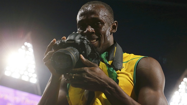 FOTOGRAF. Usain Bolt si po dobhu zlat dvoustovku zahrl na fotografa. 