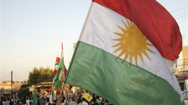 Kurdov protestuj proti Asadovu reimu ve mst Girke Lege. Na shromdn zavlla i kurdsk vlajka (28. ervence 2012)