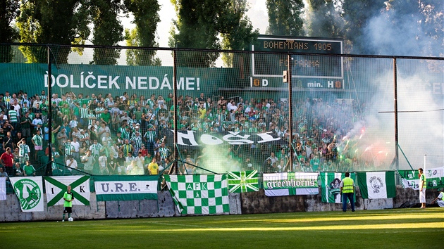 ZPTKY V OLKU. Fanouci Bohemians 1905 si uvaj ppravn zpas s Parmou.