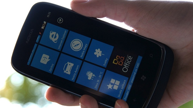 Nokia Lumia 610 je jednoduch smartphone s operanm systmem Windows Phone 7.5. M trochu bled displej, jej pednost je ale rychl a spolehliv operan systm.