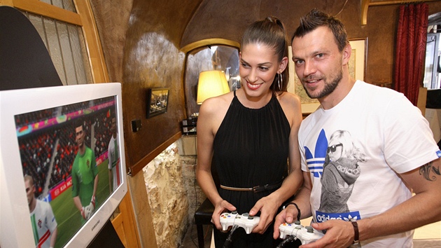 V rmci ktu si Tom Ujfalui spolen s ptelkyn Anetou Vignerovou zahrli videohru FIFA 12 od Electronic Arts.