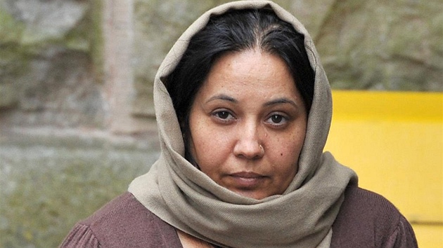 Farzana Ahmed, kterou britský soud poslal na doživotí do vězení za to, že zavraždila vlastní dceru Shafileu, protože svou náklonností k západnímu způsobu života zostudila rodinu.