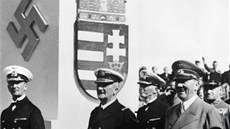 Nacistický vdce Adolf Hitler a admirál Miklós Horthy(druhý zleva), který v
