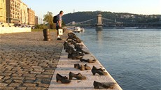 Pomník nedaleko maarského parlamentu v Budapeti pipomíná idy, které nacisté