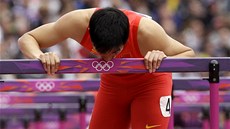 SBOHEM? Liou Siang líbá překážku. o pádu v olympijském rozběhu. SBOHEM? Liou Siang líbá překážku. o pádu v olympijském rozběhu.