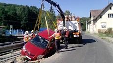 Hasiči uvězněné auto vyprostili pomocí hydraulické ruky. Hasiči uvězněné auto vyprostili pomocí hydraulické ruky.